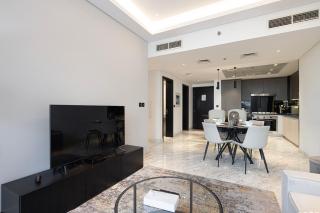 Upscale 2BR with Private Terrace & Pool View - 4