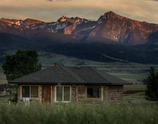 Cozy and Intimate Cabin Rental near Livingston for a Romantic Getaway in Montana - 6