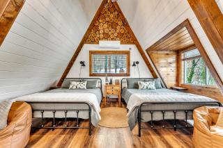 High Bear Activity, Handicap Ramp, Hot Tub, Fire Table, Game Room, Family Cabin - 3