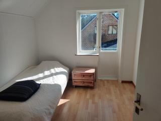 A whole house with 6 separate bedrooms - 4