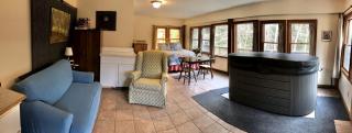 Cozy Studio Cabin Rental with Hot Tub Perfect for Glamping in Ohio - 7