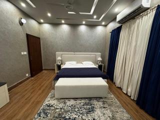 LAHORE VILLA 1 Kanal Ground floor 2 beds, 2 bath, 1 living room, dinning area, kitchen - 9