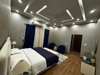 LAHORE VILLA 1 Kanal Ground floor 2 beds, 2 bath, 1 living room, Kitchen ,dinning room - 6