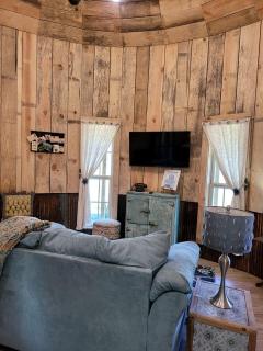 Luxury Converted Silo Glamping Site for Romantic Weekends Away in Danville, Georgia - 9
