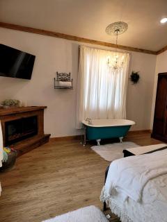 Luxury Converted Silo Glamping Site for Romantic Weekends Away in Danville, Georgia - 1