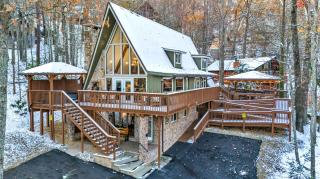 High Bear Activity, Handicap Ramp, Hot Tub, Fire Table, Game Room, Family Cabin - 0