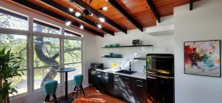 Romantic Escapes to Texas like No Other in this Wonderful Tree House in Leander - 9