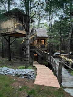 Eco-Friendly, Abstract Treehouse Surrounded by Wildlife and Hiking Trails For a Special Getaway in Sparrow Bush, New York - 9