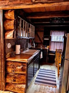 Romantic Escapes to New Hampshire in this Cozy Log Cabin in Lisbon - 8