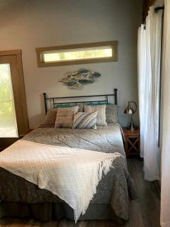 Tranquil Glamping near the Coast: Charming Rustic Cabin Rental in Midway, Georgia - 7
