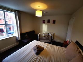 Family Friendly I Pets Welcome I Short Walk to Railway Station I 10min Drive to Safari Park - 5