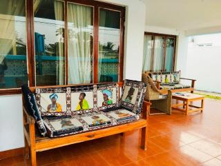 Landa's Guest House - 8