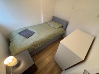 London Gatwick Guest House - 8