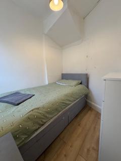 London Gatwick Guest House - 5