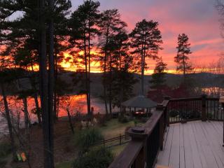 Peaceful 4 bedroom Lakehouse with no neighbors - 4