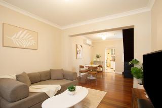 Luxe Pyrmont Apartment - Stylish 2BR Stay Near Darling Harbour - Sydney - 0