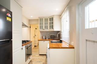 Luxe Pyrmont Apartment - Stylish 2BR Stay Near Darling Harbour - Sydney - 9