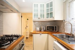 Luxe Pyrmont Apartment - Stylish 2BR Stay Near Darling Harbour - Sydney - 8