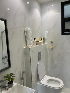 Modern & Close to Airport Apartment مسكن عصري بالقرب من المطار غرفة و صالة - 4