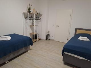 BurgK59, 3 BR, 4 Beds, TV, Kitchen and Bath - 3