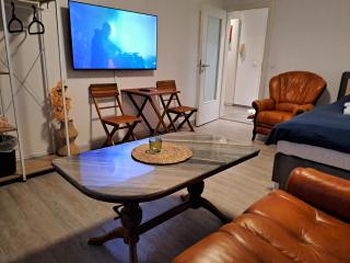 BurgK59, 3 BR, 4 Beds, TV, Kitchen and Bath - 9