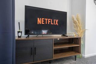 Stylish 1-Bed Luxury Retreat - 8