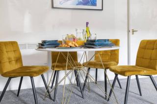 Stylish 1-Bed Luxury Retreat - 7