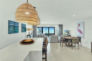 Bayfront 2 Bedroom Condo with Skyline Views - 1