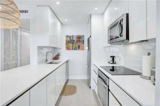 Bayfront 2 Bedroom Condo with Skyline Views - 2