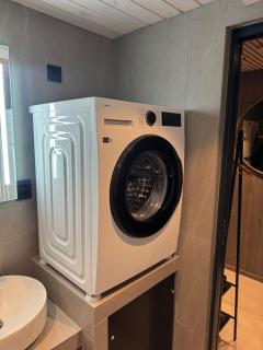 Modern with mountains and sea views in Henningsvær - 2