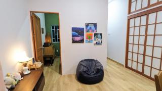 Blue house w garden & mountain view near center - 6