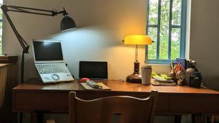 Blue house w garden & mountain view near center - 5