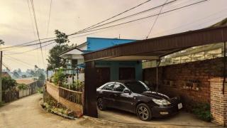 Blue house w garden & mountain view near center - 1