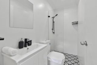 Comfortable 3BR Home for 8 Near Central Station - 6