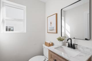 Modern Organic Getaway - New 2 Bed 2 Bath - Close to Beaches & Downtown - 5