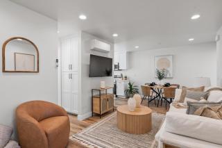 Modern Organic Getaway - New 2 Bed 2 Bath - Close to Beaches & Downtown - 2