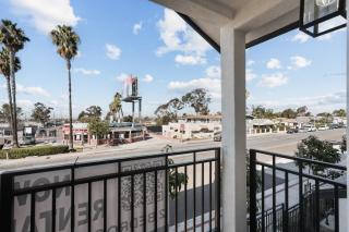 Modern Organic Getaway - New 2 Bed 2 Bath - Close to Beaches & Downtown - 6