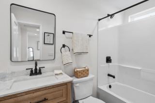 Modern Organic Getaway - New 2 Bed 2 Bath - Close to Beaches & Downtown - 7