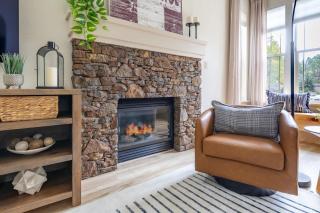 Luxury 5BR Mountain Chalet Hot Tub Game Room - 3