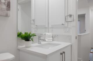 Townhome with Free Parking, Near Downtown - 6