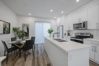 Townhome with Free Parking, Near Downtown - 1