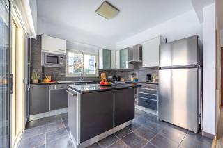 Lena Court - Spacious 3bdr, City Views - 3