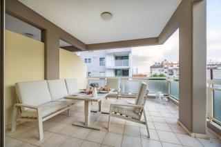 Lena Court - Spacious 3bdr, City Views - 1