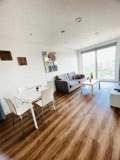 Modern & Cozy Apartment With Balcony, Near Media City Centre & Old Trafford Stadium - 6