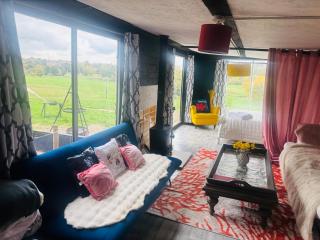 NEW RENOVATED FARM river view Cabin with wood burner pet friendly fire pit bbq - 9