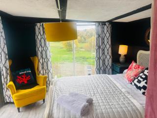 NEW RENOVATED FARM river view Cabin with wood burner pet friendly fire pit bbq - 3