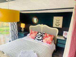 NEW RENOVATED FARM river view Cabin with wood burner pet friendly fire pit bbq - 8