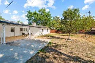 Spacious 3BR w Fenced Yard, Near Austin Downtown - 6