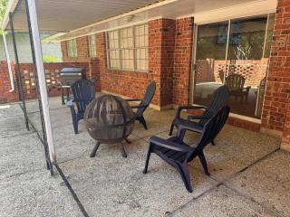 Mid-City Rustic Retreat - 2