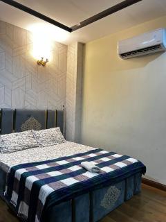 Self Check-in 1BHK Gulberg Greens - 4